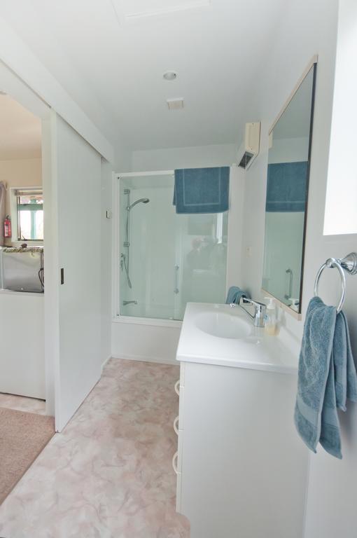 Upper Moutere Waterwheel Cottage חדר תמונה
